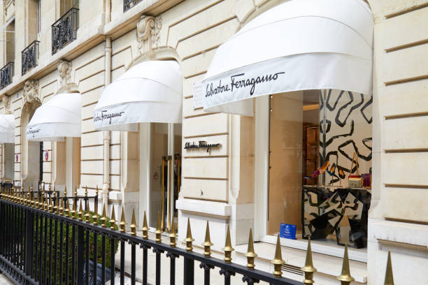сальваторе феррагамо моды роскошный магазин на проспекте монтень в париже, франция - ferragamo стоковые фото и изображения