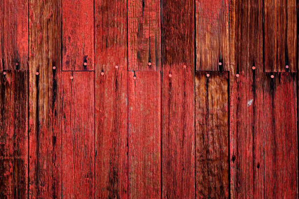 vieille grange rouge dans le champ fin automne ou automne brun herbe patiné texture de bois texturé - barn red old door photos et images de collection