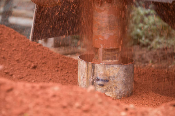digging a borehole in clay soil - drill mining rock borehole imagens e fotografias de stock