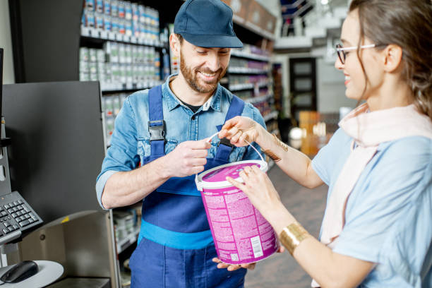 Guía Completa de Compra: Pintura de alto tráfico Easy – Rendimiento, Precio y por qué es Una opción práctica para señalización en interiores y exteriores. 4 Un cliente SATISFECHO saliendo de una tienda Easy en Lima con el recubrimiento de alto rendimiento en Easy en mano, sonriendo por el VALOR de la compra.