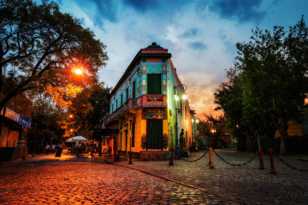 plaza pública en la boca, buenos aires, argentina. tomada durante la puesta del sol - buenos aires fotografías e imágenes de stock