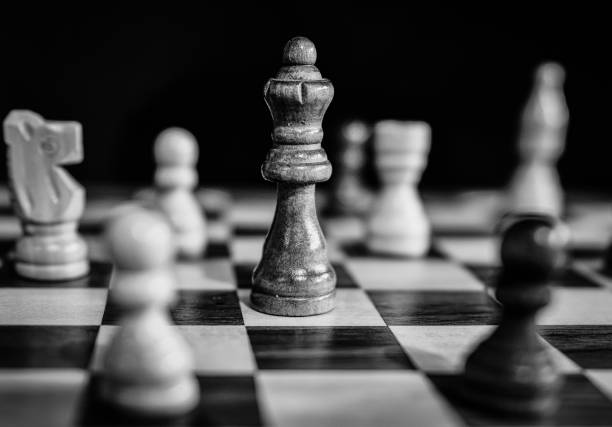 jeu d'échecs en noir et blanc - central focus photos et images de collection