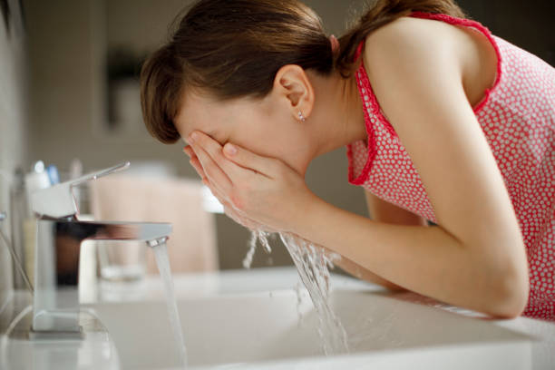 십 대 소녀는 화장실에서 그녀의 얼굴을 세척 - water washing face human face splashing 뉴스 사진 이미지