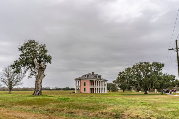 o edifício da plantação no parque do campo de batalha de chalmette em new orleans - southern mansion - fotografias e filmes do acervo