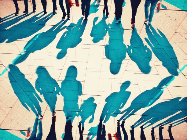 혼잡 한 사람들의 거울 효과 그림자 산책 - shadow color image people sidewalk 뉴스 사진 이미지