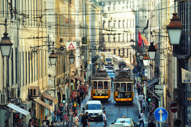 emblemático en lisboa - cable car lisbon portugal portugal old fotografías e imágenes de stock