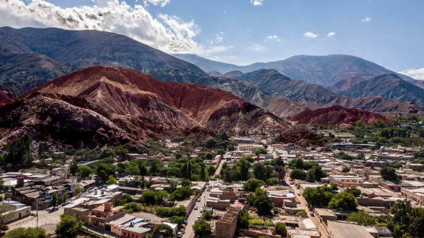 kolorowa góra w purmamarca, jujuy. argentyna - salta province zdjęcia i obrazy z banku zdjęć