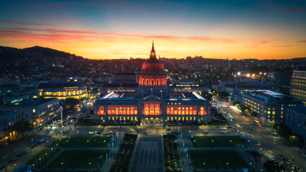 vista panorámica aérea del ayuntamiento de san francisco en sunset - san francisco county skyline panoramic night fotografías e imágenes de stock