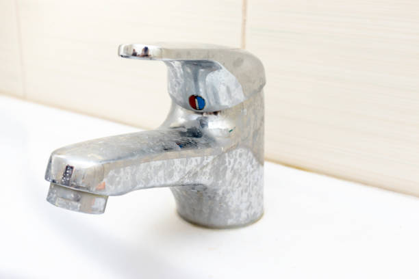 rubinetto sporco con calcare, rubinetto dell'acqua calcificato con scala di calce su lavabo in bagno - harsh conditions foto e immagini stock