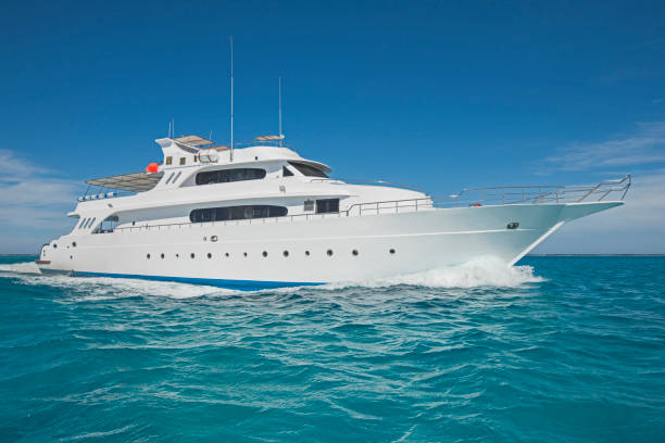 yacht a motore di lusso che naviga sul mare tropicale - albero di bompresso foto e immagini stock