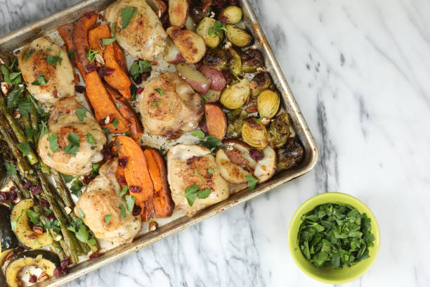 cena de pan de pollo - bandeja de horno fotografías e imágenes de stock