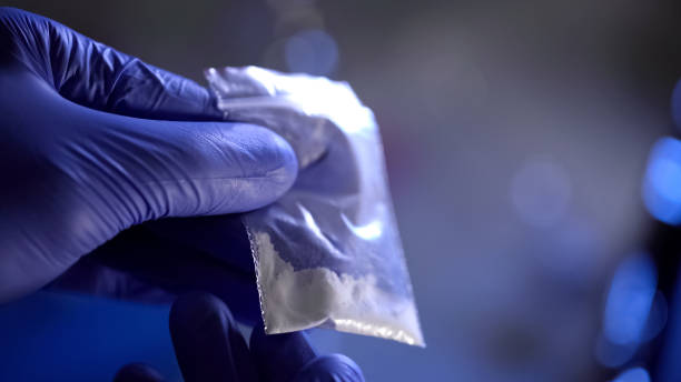 polizia conduce analisi forensi sull'eroina, lotta al traffico di droga - anfetamine foto e immagini stock
