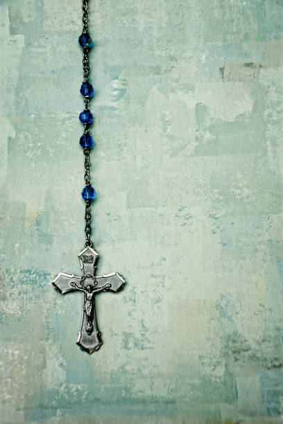 rosenkranz auf blau - prayer beads stock-fotos und bilder