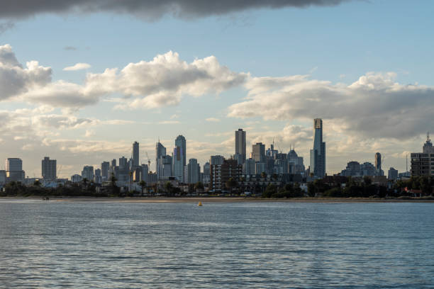 melbourne cbd scene shot de albert park lake, australie - melbourne park city urban scene photos et images de collection