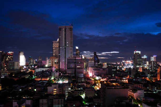 tempo crepuscular da arquitectura da cidade urbana na luz bonita da hora azul quando o por do sol-pode usar para indicar ou montagem no produto - kuwait city - fotografias e filmes do acervo