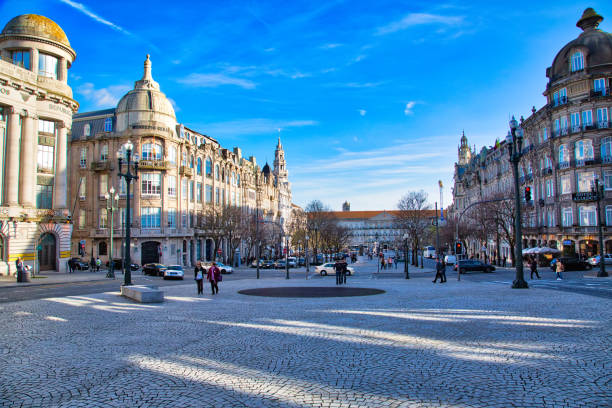 via central porto, avenida dos aliados e garrett monument di fronte all'edificio del comune - allied forces foto e immagini stock