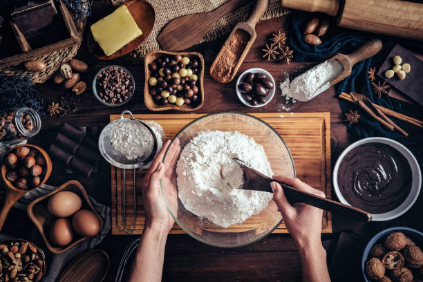 mani da donna che fanno mousse al cioccolato e biscotti su un tavolo di legno in una cucina rustica - baking flour ingredient animal egg foto e immagini stock