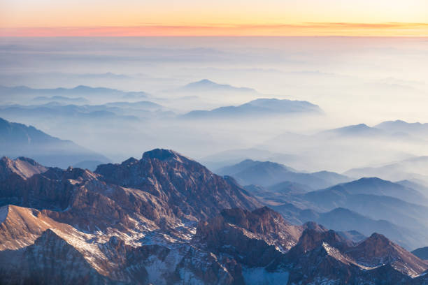 montagne nebbiose al tramonto - turkey extreme terrain snow nature foto e immagini stock