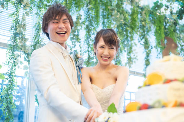 pastel de bodas cortando dos personas - wedding cake newlywed wedding cake fotografías e imágenes de stock