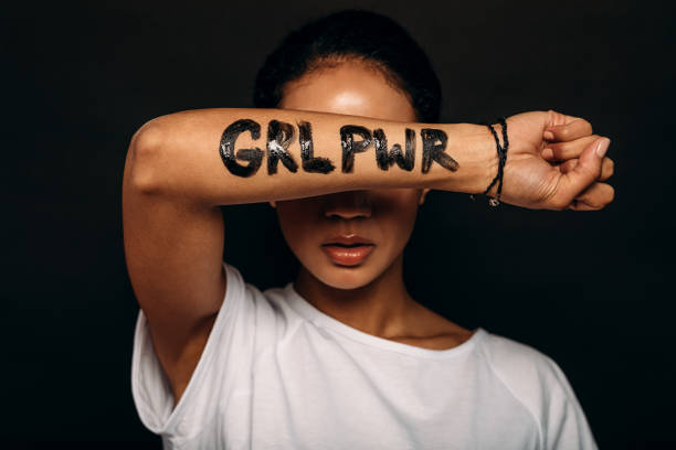 donna con le lettere "grl pwr" scritte sulla mano. - potere femminile foto e immagini stock