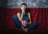 ein-m%C3%A4dchen-in-3d-bunten-gl%C3%A4sern-schaut-sich-zu-hause-auf-einem-roten-sofa-einen-film-an-und.jpg?b=1&s=170x170&k=20&c=wQ2xqJ4ERCH2IM8blvQtqFrNEmXxL38lXU5uSYradtE=