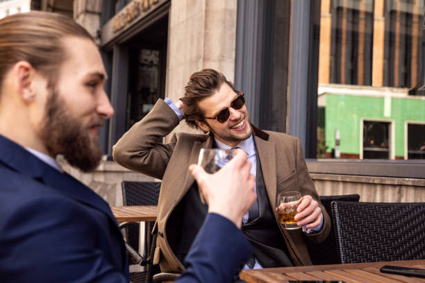 비즈니스 브레이크-런던 중심부에서 휴식을 취하는 두 젊은 사업가 - pub friendship adult party 뉴스 사진 이미지