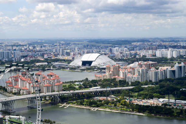 grande roue de singapour, rivière et paysage urbain - large dome photos et images de collection