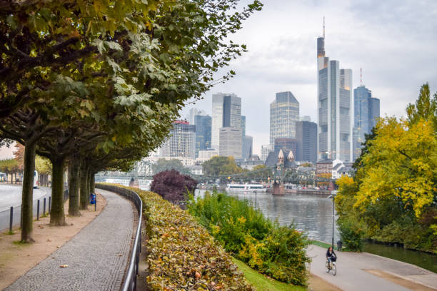 park nadbrzeżny i panorama frankfurtu - frankfurt, niemcy - frankfurt contemporary architecture beauty zdjęcia i obrazy z banku zdjęć