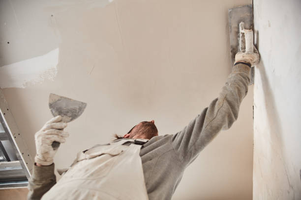 istock Worksman plastering gypsum walls inside the house. 1137743777