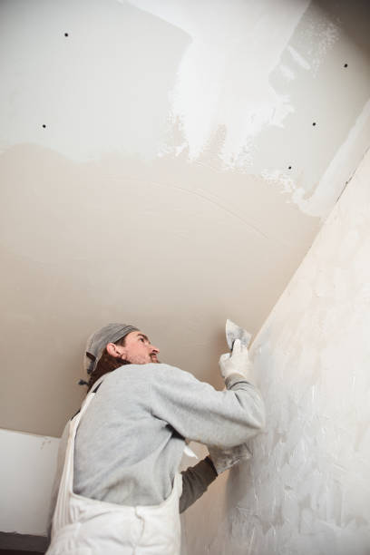 istock Worksman plastering gypsum walls inside the house. 1137744449
