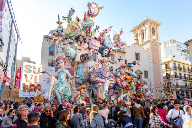 las fallas. falla na placu pilar, 2019. motyw harlequin. valencia, hiszpania. - jester circus clown statue zdjęcia i obrazy z banku zdjęć