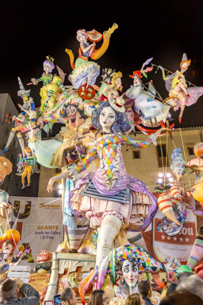 las fallas. falla na placu pilar, 2019. motyw harlequin. valencia, hiszpania. - jester circus clown statue zdjęcia i obrazy z banku zdjęć
