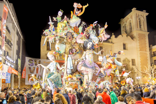 las fallas. falla na placu pilar, 2019. motyw harlequin. valencia, hiszpania. - jester circus clown statue zdjęcia i obrazy z banku zdjęć