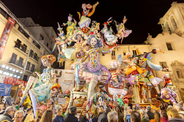 라스 팔 라. 필 라 르 광장, 2019. 할리 퀸 테마. 발렌시아, 스페인. - jester circus clown statue 뉴스 사진 이미지