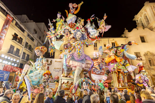 las fallas. falla na placu pilar, 2019. motyw harlequin. valencia, hiszpania. - jester circus clown statue zdjęcia i obrazy z banku zdjęć