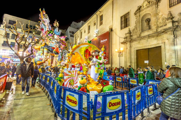 las fallas. falla na placu pilar, 2019. motyw harlequin. valencia, hiszpania. - jester circus clown statue zdjęcia i obrazy z banku zdjęć