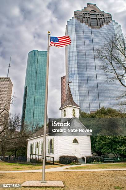 American Flag En Frente De La Antigua Iglesia En El Centro De Houston Foto  de stock y más banco de imágenes de Houston - Texas - iStock