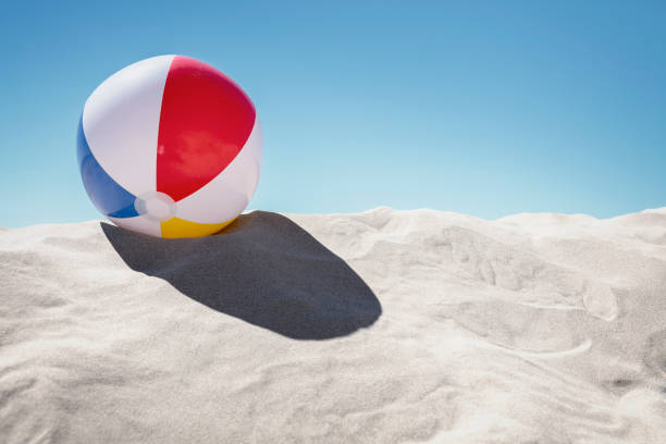 beach-ball auf dem sand - beach ball toy inflatable red stock-fotos und bilder