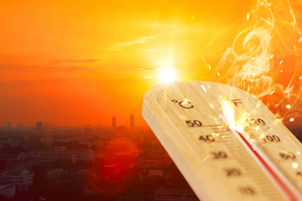 sommerheißes wetter saison hochtemperatur-thermometer mit blick auf die stadt. - zwölf uhr stock-fotos und bilder