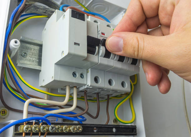 técnico do eletricista no trabalho em um painel elétrico residencial ou em um switchboard elétrico. fusíveis eléctricos, close-up. - pliers hand tool human hand work tool - fotografias e filmes do acervo