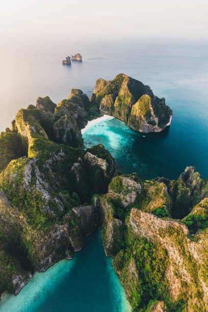 panorámica vista aérea de la isla de koh phi phi en tailandia - phi phi islands fotografías e imágenes de stock