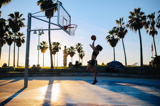 basket-ball de pratique de jeune femme à venise, californie - womens basketball photos et images de collection