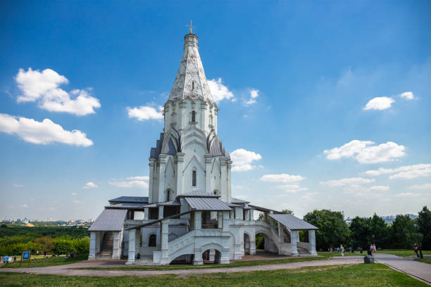church of the ascension in the landscape museum-reserve kolomenskoye - kolomenskoye imagens e fotografias de stock