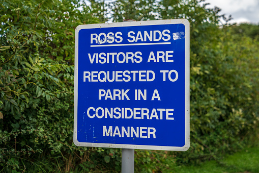 Cartel: Ross Sands, los visitantes deben aparcar de una manera considerada photo