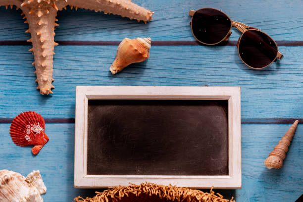 istock Chalkboard between starfishes and sunglasses 1137770587