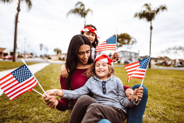 meninos com a família celebrar o quarto de julho - parade flag child patriotism - fotografias e filmes do acervo