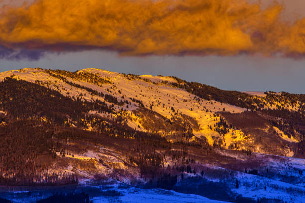 고 어 레인지 산 풍경 위에 석양 구름 - copy space alpenglow winter mountain range 뉴스 사진 이미지