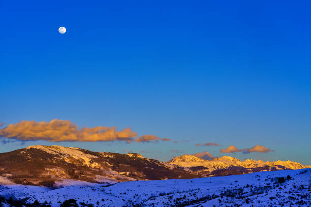 문 라이즈 오버 고 어 레인지 마운틴 랜드 스 케이프 - copy space alpenglow winter mountain range 뉴스 사진 이미지