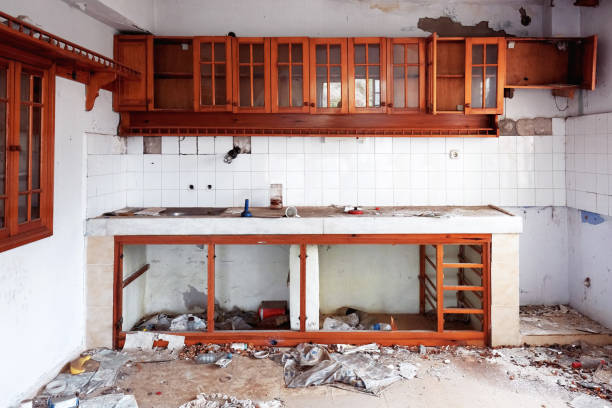 intérieur d'une cuisine abandonnée de maison de ruine - abat jour photos et images de collection