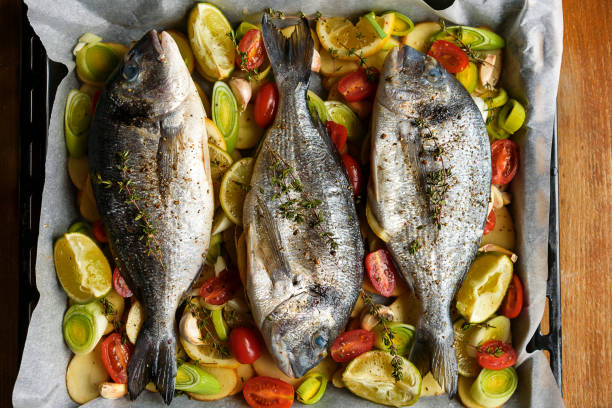 baked fish - food dinner prepared fish gourmet imagens e fotografias de stock